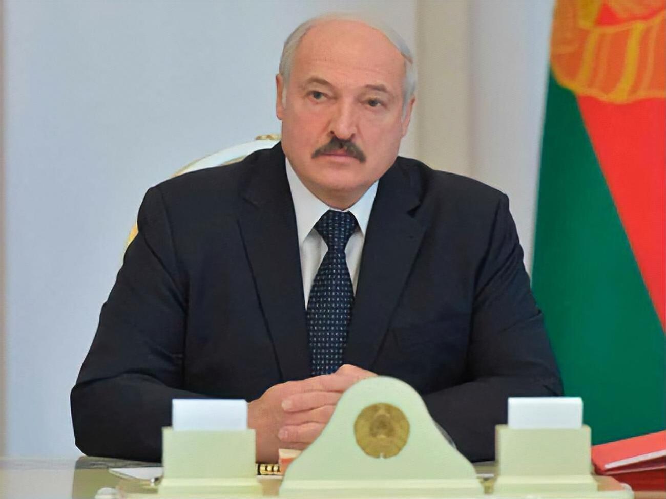 Лукашенко: Мені здається, що там більше стурбовані, як Москву якимось парканом обгородити, і думають: не дай бог, уряд Російської Федерації заразиться. Що буде? А не дай бог, із Мішустіним щось трапиться