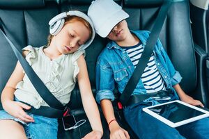 Авторы законопроекта считают, что крупные интернет-компании на каждом шагу заставляют детей покупать товары