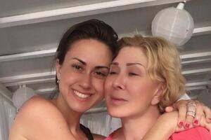 Успенская (на фото справа): Время совершенно не лечит, оно только расставляет все по своим местам