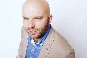 Демин утверждает, что причиной облысения стала его партнерша по утренним радиоэфирам Таня Татарченко