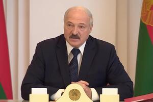 Лукашенко советует травить вирус водкой, но не на работе