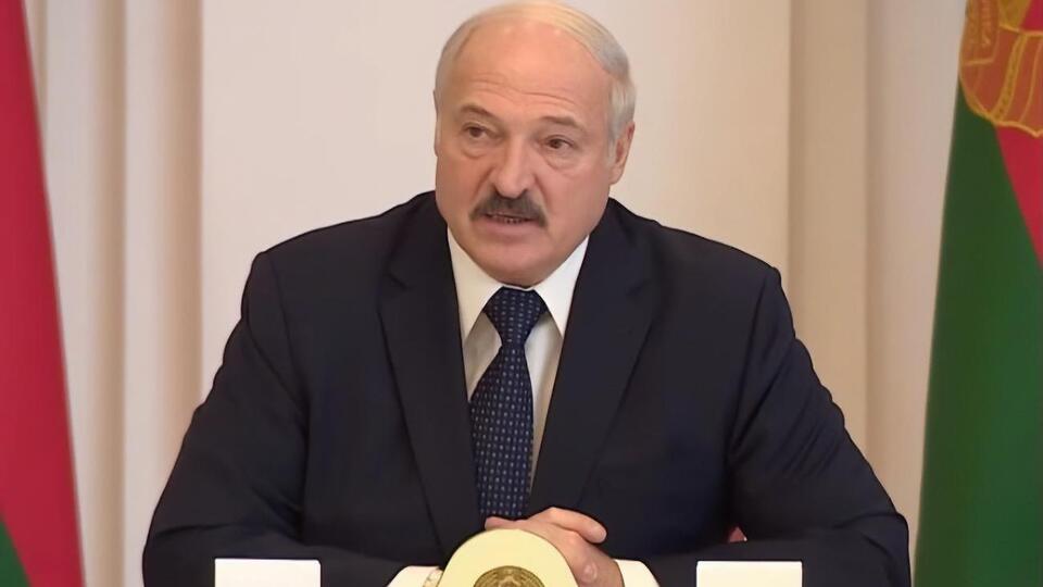 Лукашенко советует травить вирус водкой, но не на работе