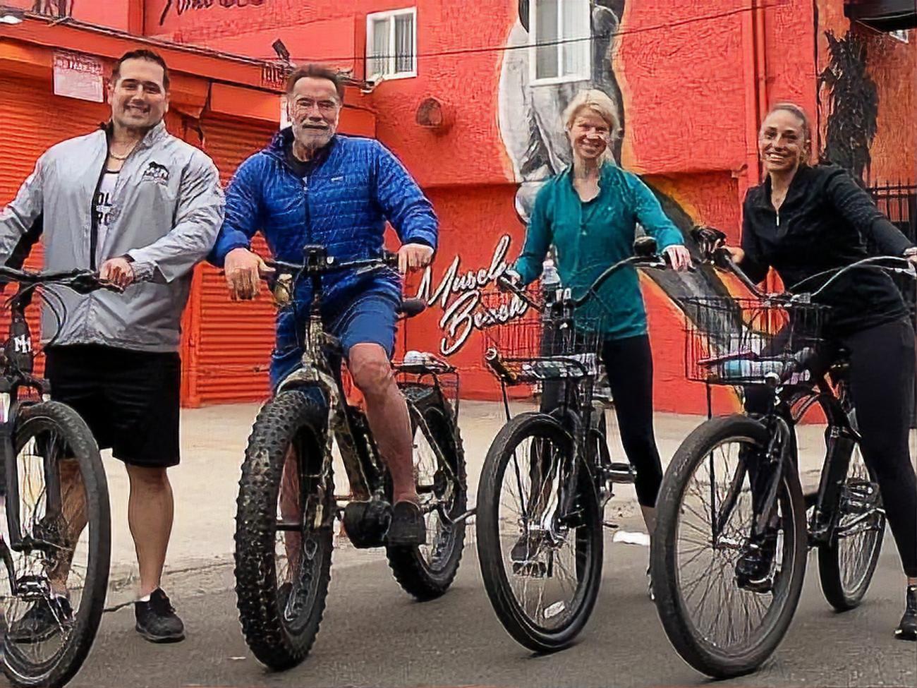 Під час пандемії актор пересувається містом на велосипеді