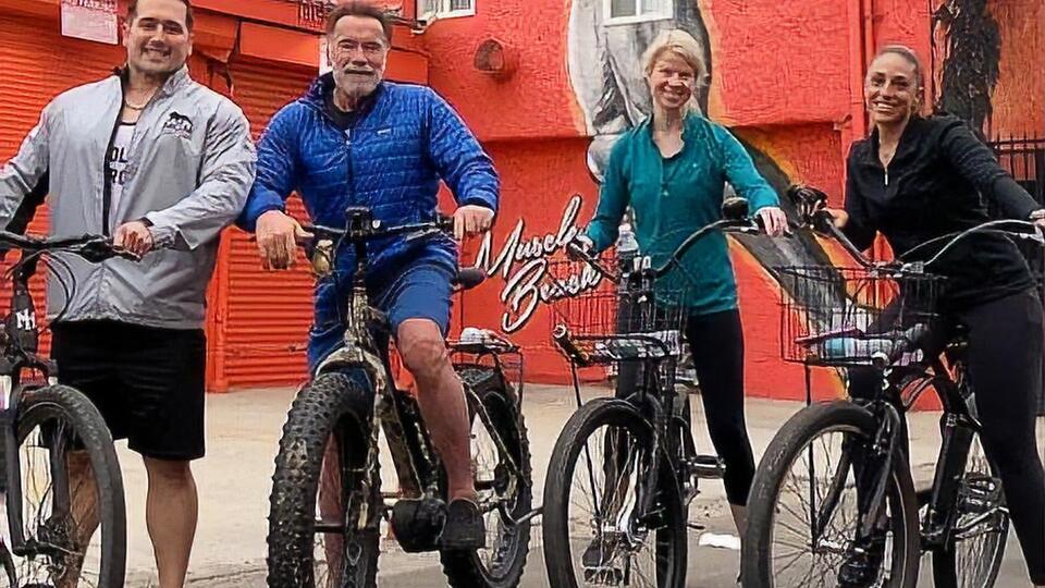Во время пандемии актер передвигается по городу на велосипеде
