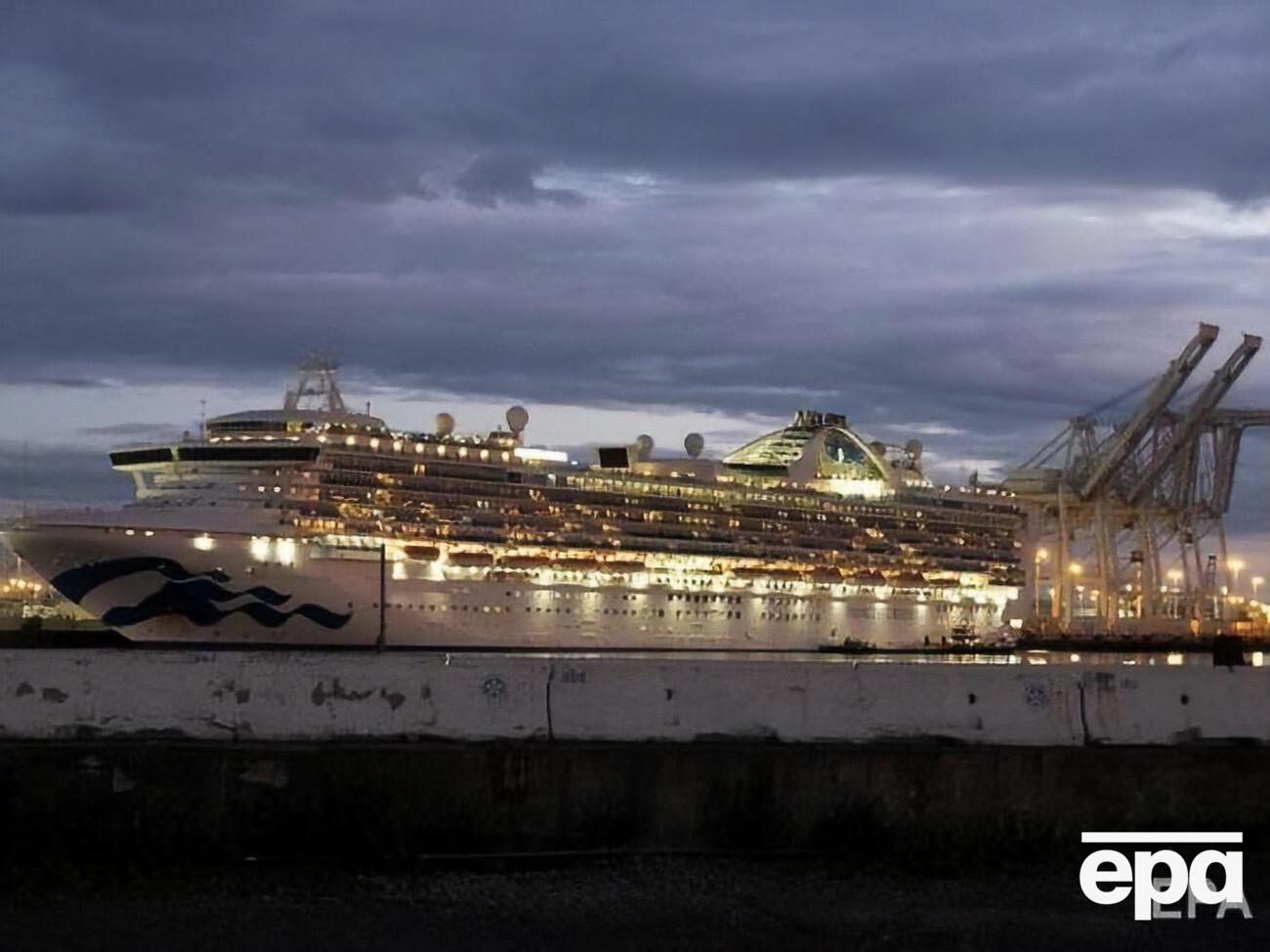 Лайнер стоял в порту Окленда на карантине