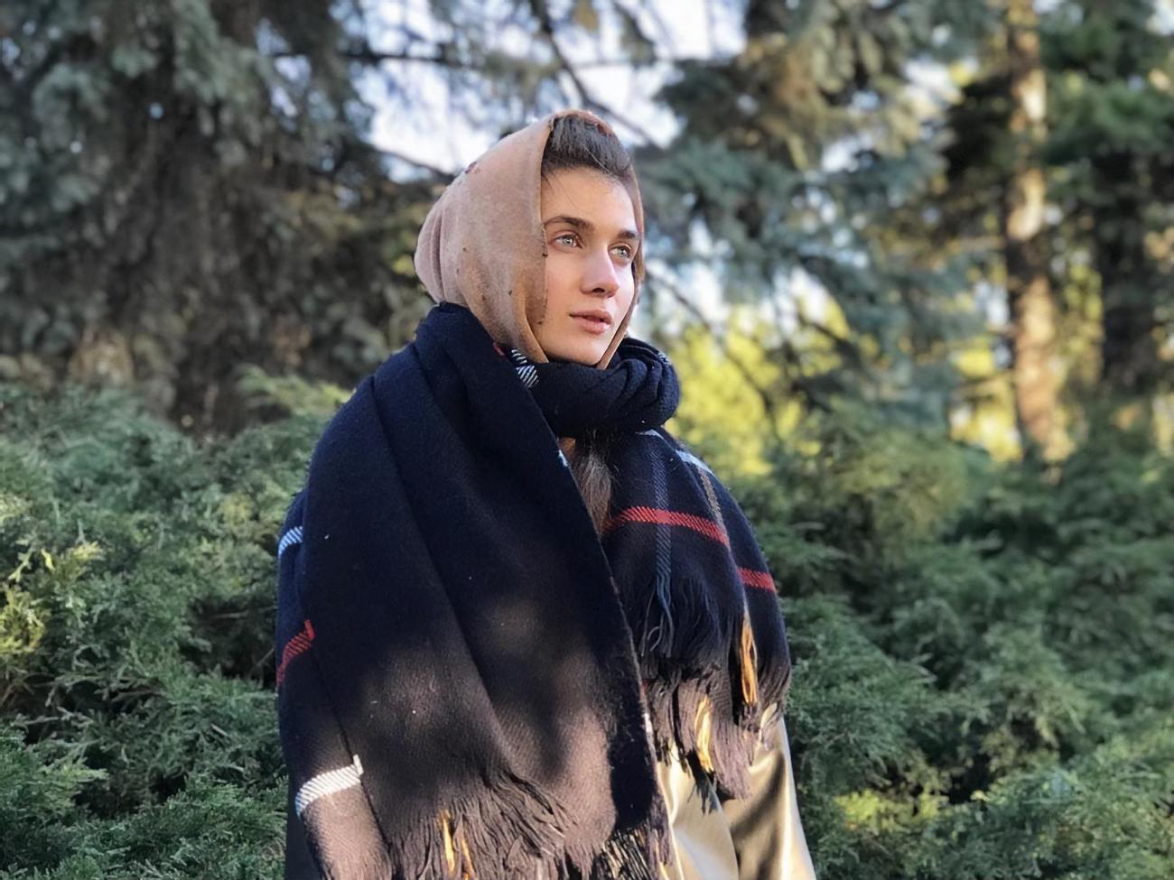 Jerry Heil во время карантина сочиняет песню