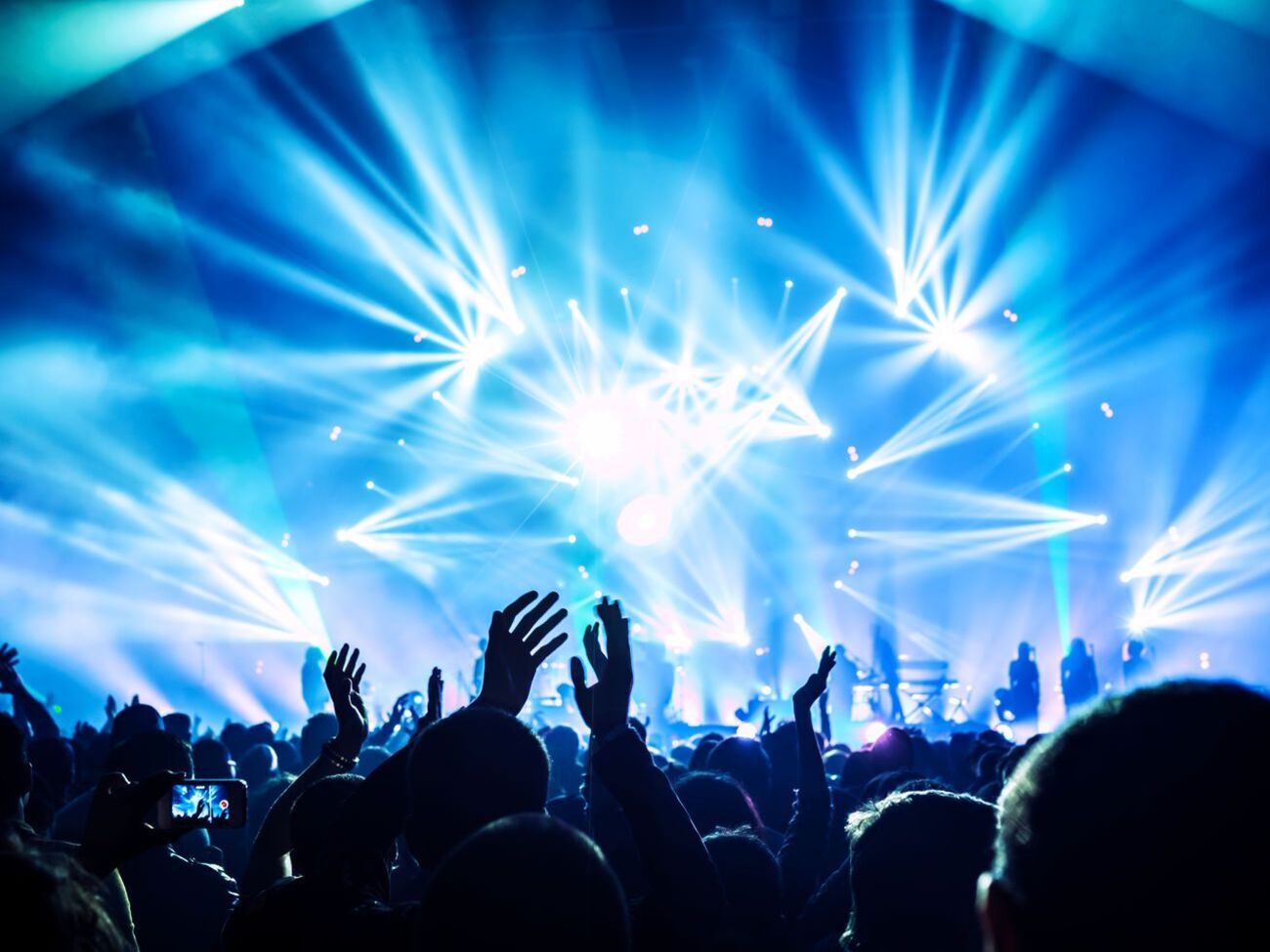 В связи с пандемией артисты во всем мире отменили живые выступления