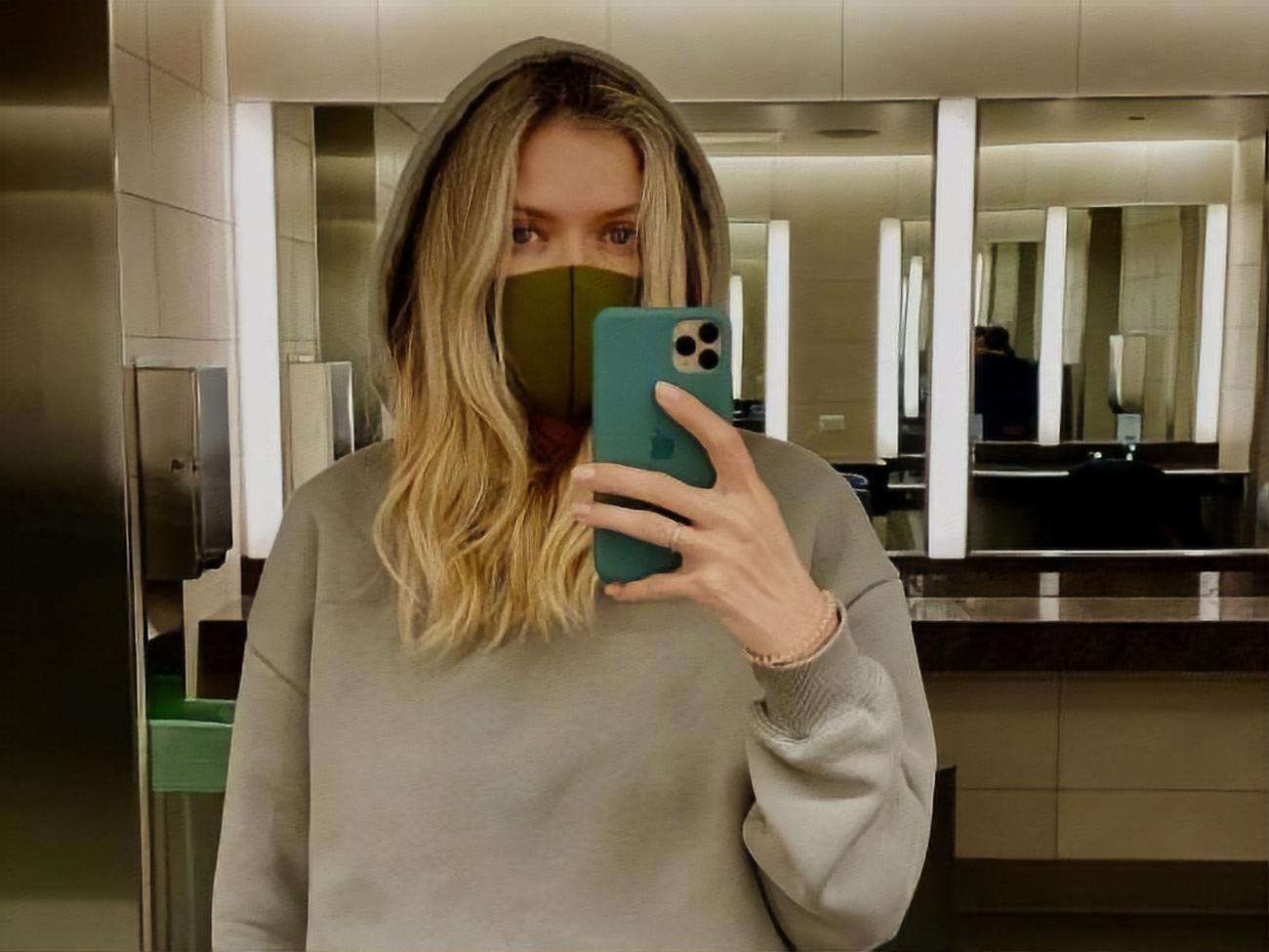 Брежнева использовала во время перелетов защитную маску