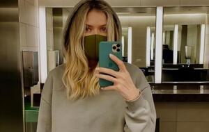 Брежнева использовала во время перелетов защитную маску