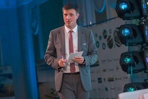 Минэкономразвития будет отслеживать цены на муку, хлеб, макароны, гречку, рис, говядину, свинину, сало и некоторые другие товары, сообщил Высоцкий