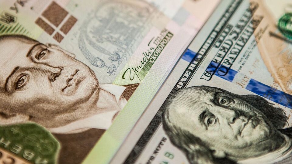 Нацбанк запевнив, що має "достатньо накопичених резервів для згладжування надмірних курсових коливань"