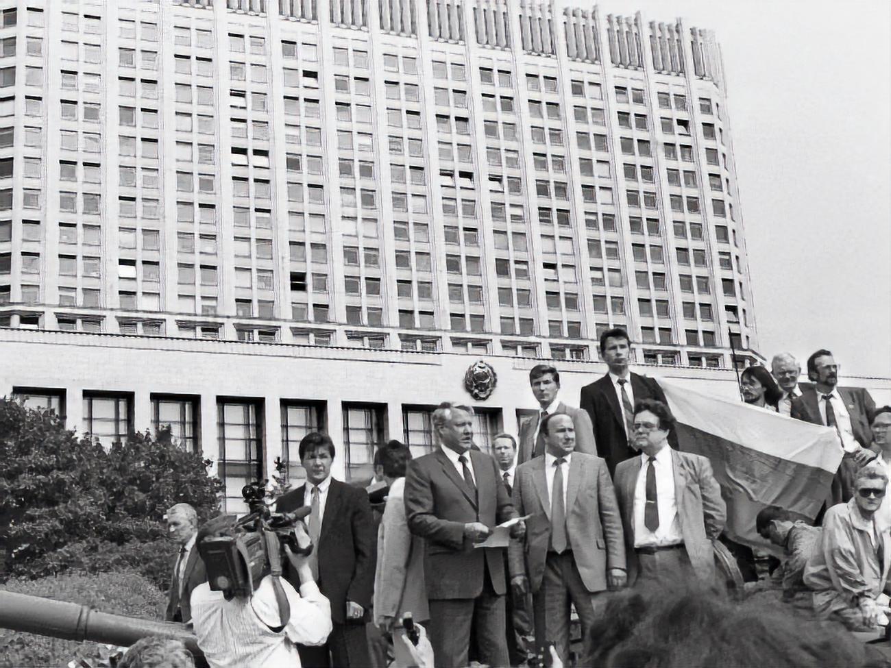 Президент РСФСР Борис Ельцин 19 августа на митинге перед Белым домом в Москве