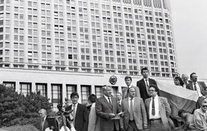 Президент РСФСР Борис Ельцин 19 августа на митинге перед Белым домом в Москве