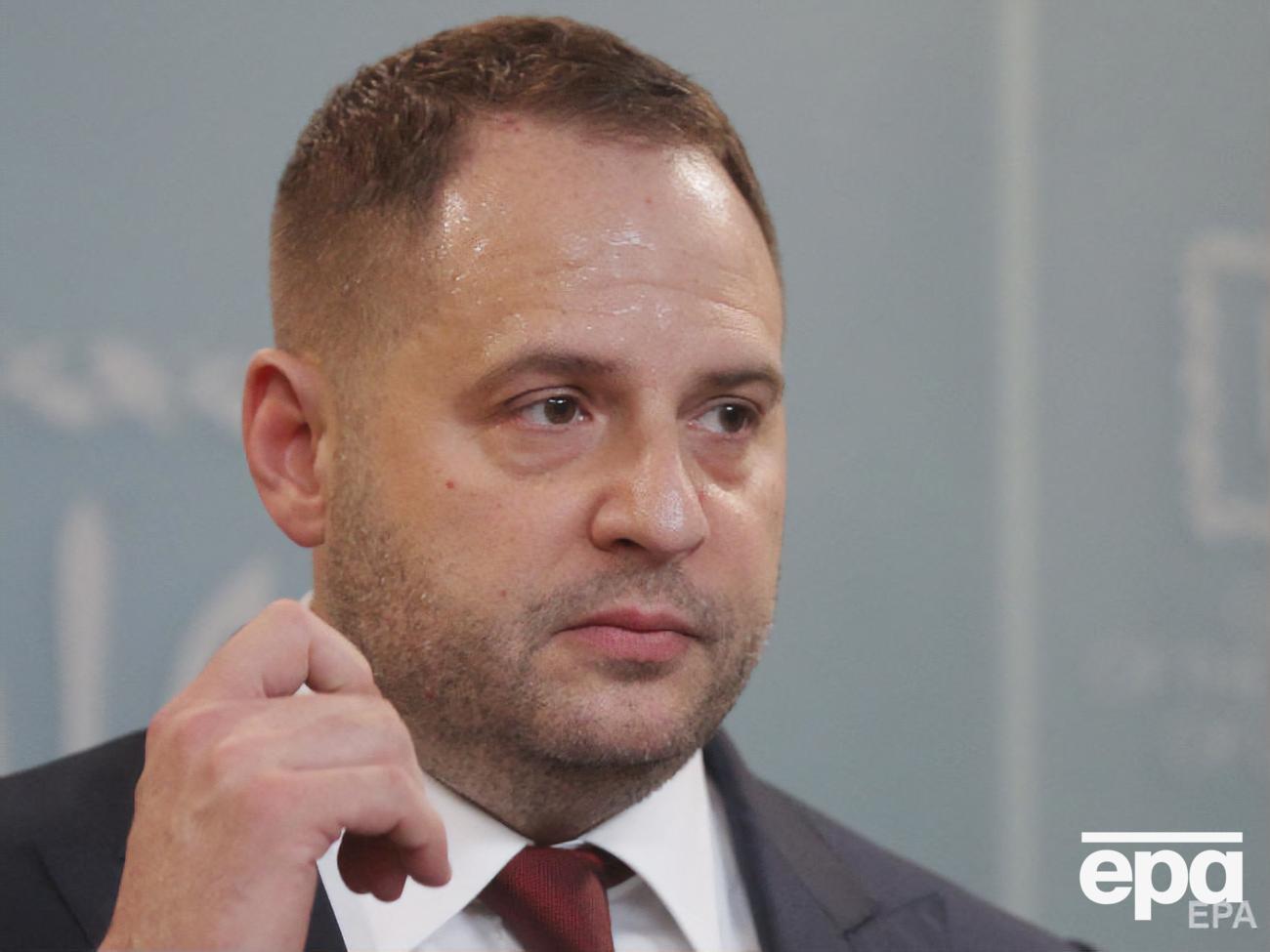 Источники "Украинской правды" рассказали, что если Ермак уволит своих заместителей, то ему придется&nbsp;подписывать по 300&ndash;400 документов&nbsp;в день