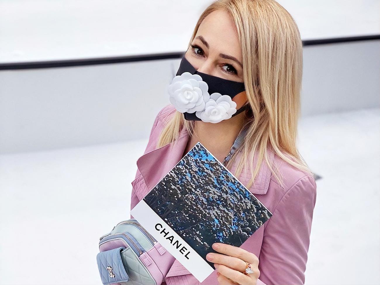 Продюсерка Яна Рудковська прикрасила захисну маску квітами від Chanel
