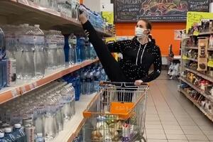 Ризатдинова показала, как с помощью шпагата можно доставать продукты с верхних полок
