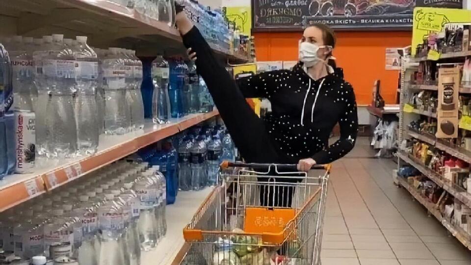 Різатдінова показала, як за допомогою шпагату можна діставати продукти з верхніх полиць