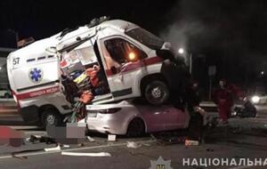 "Швидка" опинилася на даху іншого автомобіля