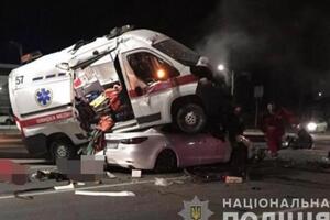 "Швидка" опинилася на даху іншого автомобіля