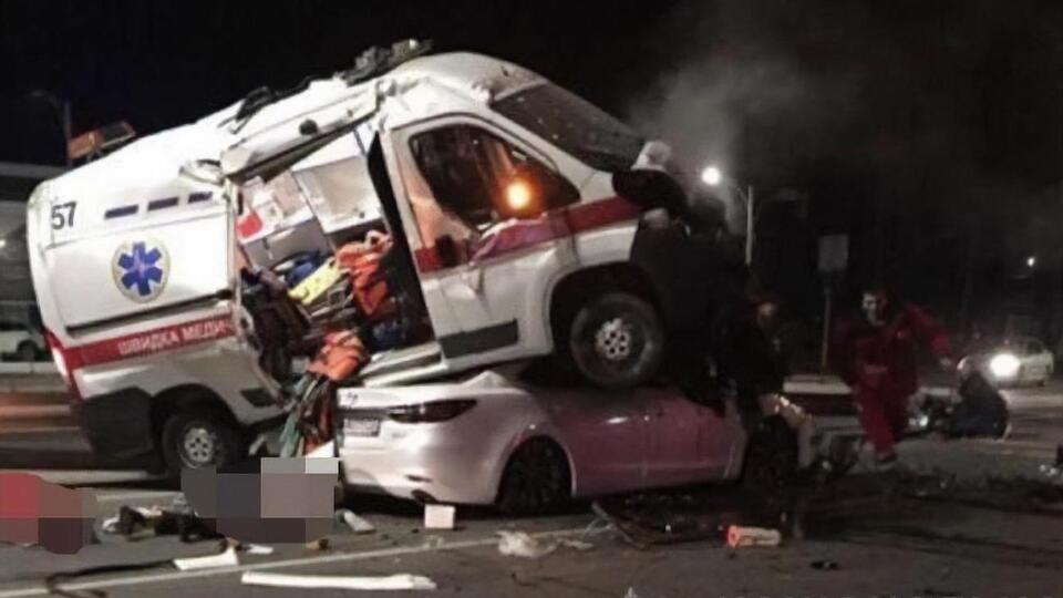 "Швидка" опинилася на даху іншого автомобіля