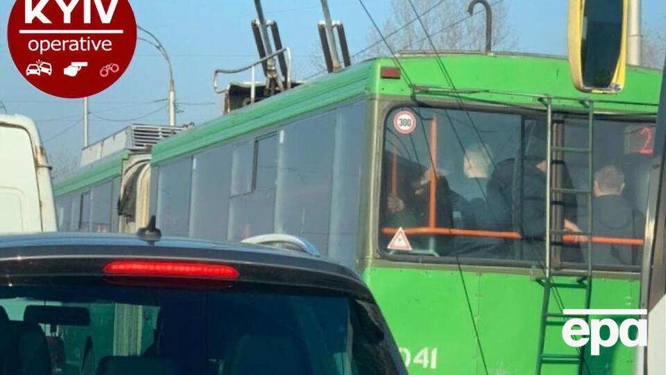 Из-за закрытия метро наземный транспорт в Киеве переполнен