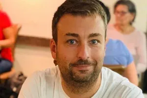 Коли в нас будуть десятки тисяч хворих, просто згадайте, що ви, усупереч рекомендаціям лікарів, поперлися всі разом у справах у місто