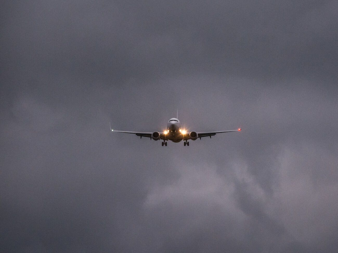 Когда SkyUp будет выполнять чартеры для эвакуации украинцев, Кулеба не уточнил