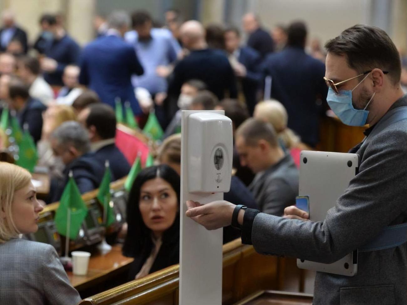 Один из парламентских комитетов уходит на карантин