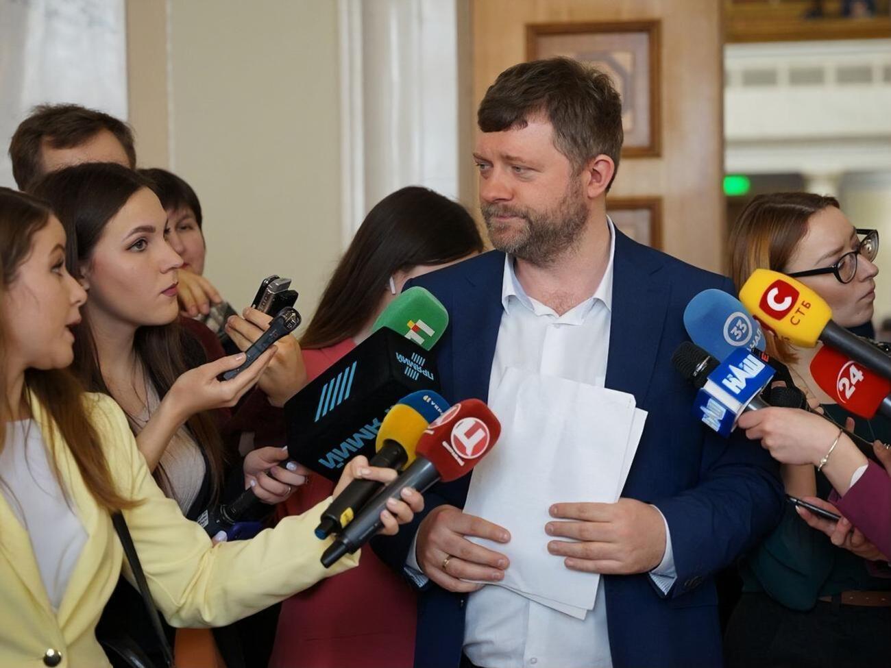 Корнієнко: З огляду на проблеми, із якими зараз зіткнулася наша країна й увесь світ, внутрішні дискусії депутатів "Слуги народу" не дуже доречні