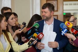 Корнієнко: З огляду на проблеми, із якими зараз зіткнулася наша країна й увесь світ, внутрішні дискусії депутатів "Слуги народу" не дуже доречні