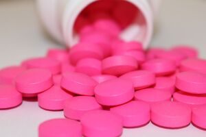 По мнению врачей, использование ибупрофена может быть усугубляющим фактором при COVID-19