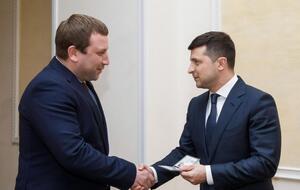 Зеленський вручив Трушу службове посвідчення