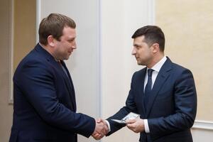 Зеленский вручил Трушу служебное удостоверение