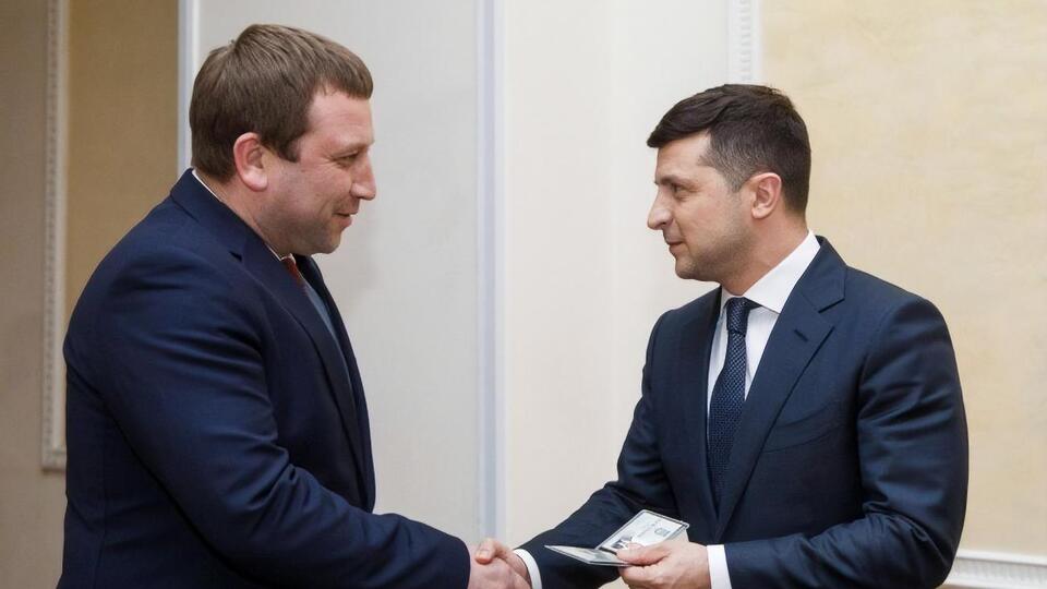 Зеленский вручил Трушу служебное удостоверение