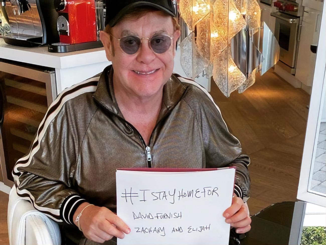 Елтон Джон уникає виходів на вулицю з дому