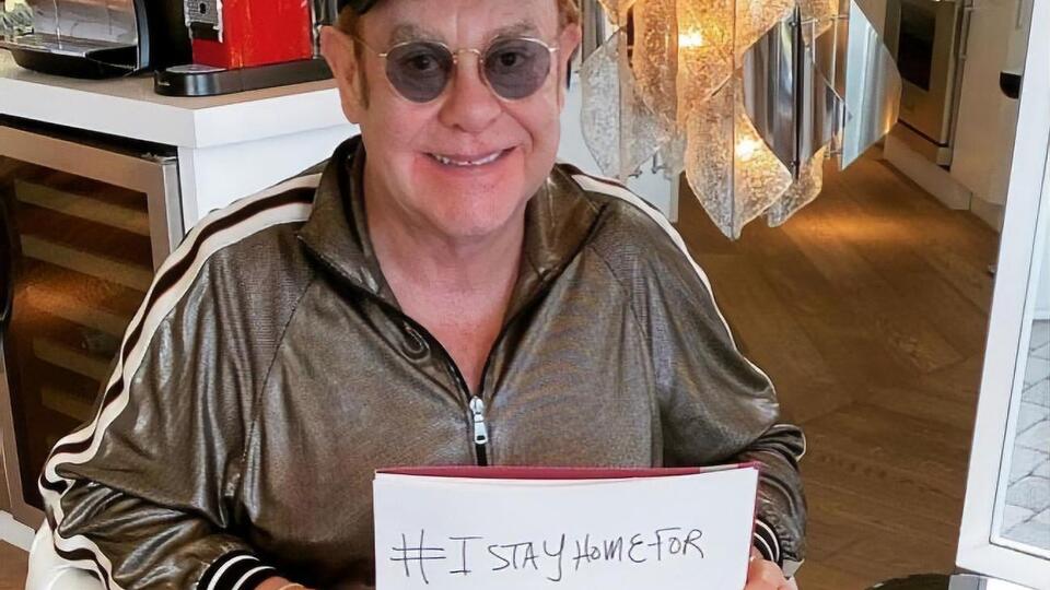 Елтон Джон уникає виходів на вулицю з дому