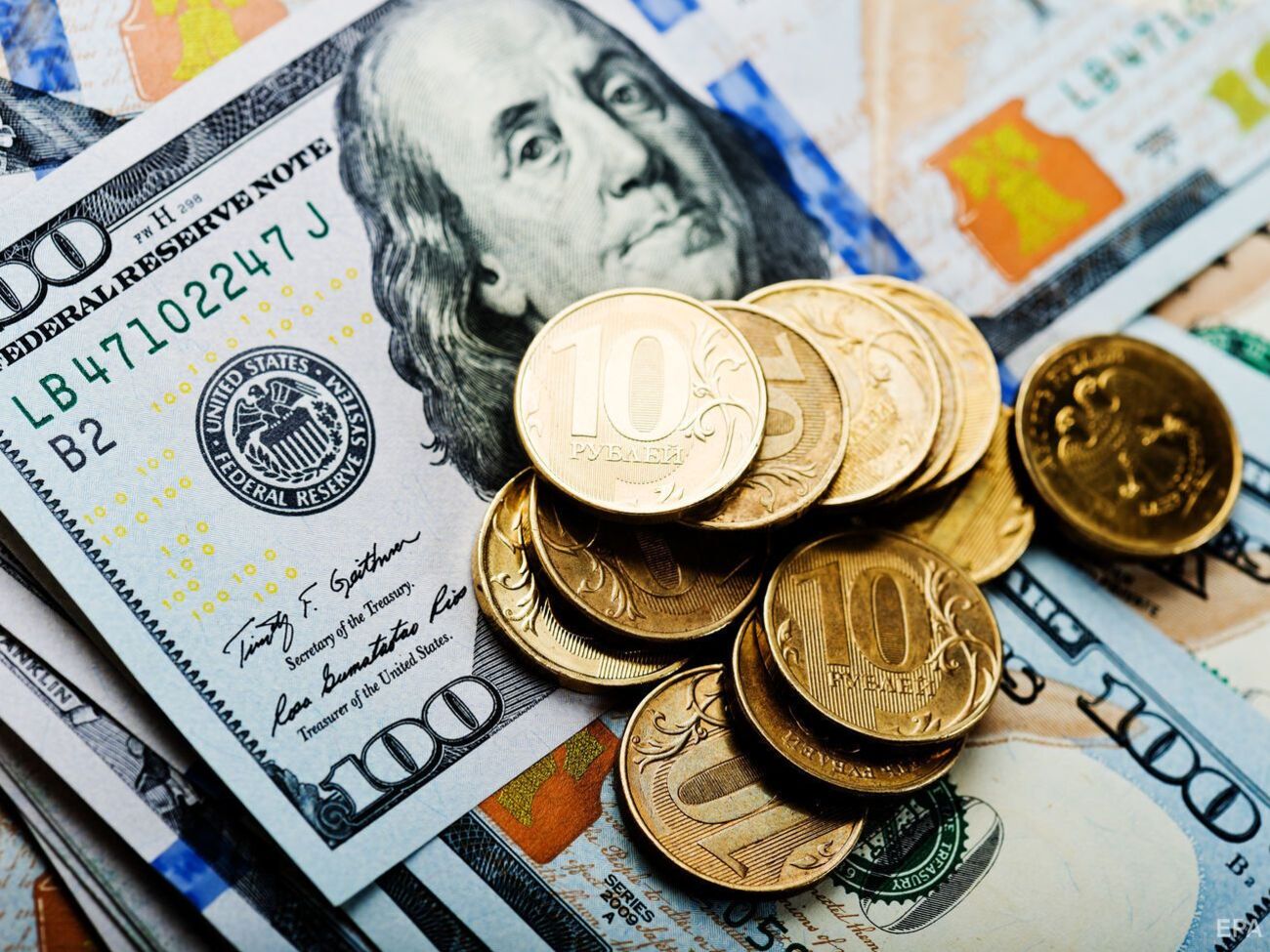 Рубль девальвировал к доллару почти на 30%