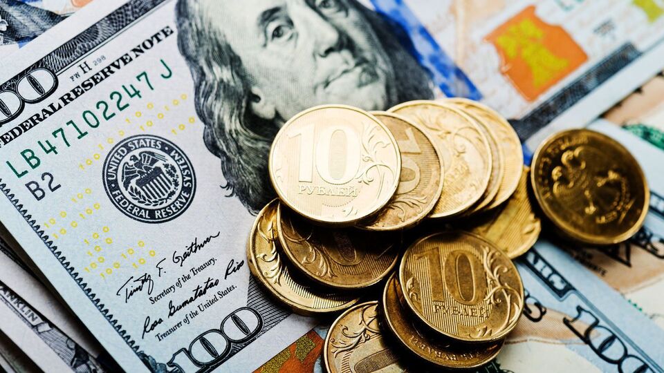 Рубль девальвировал к доллару почти на 30%