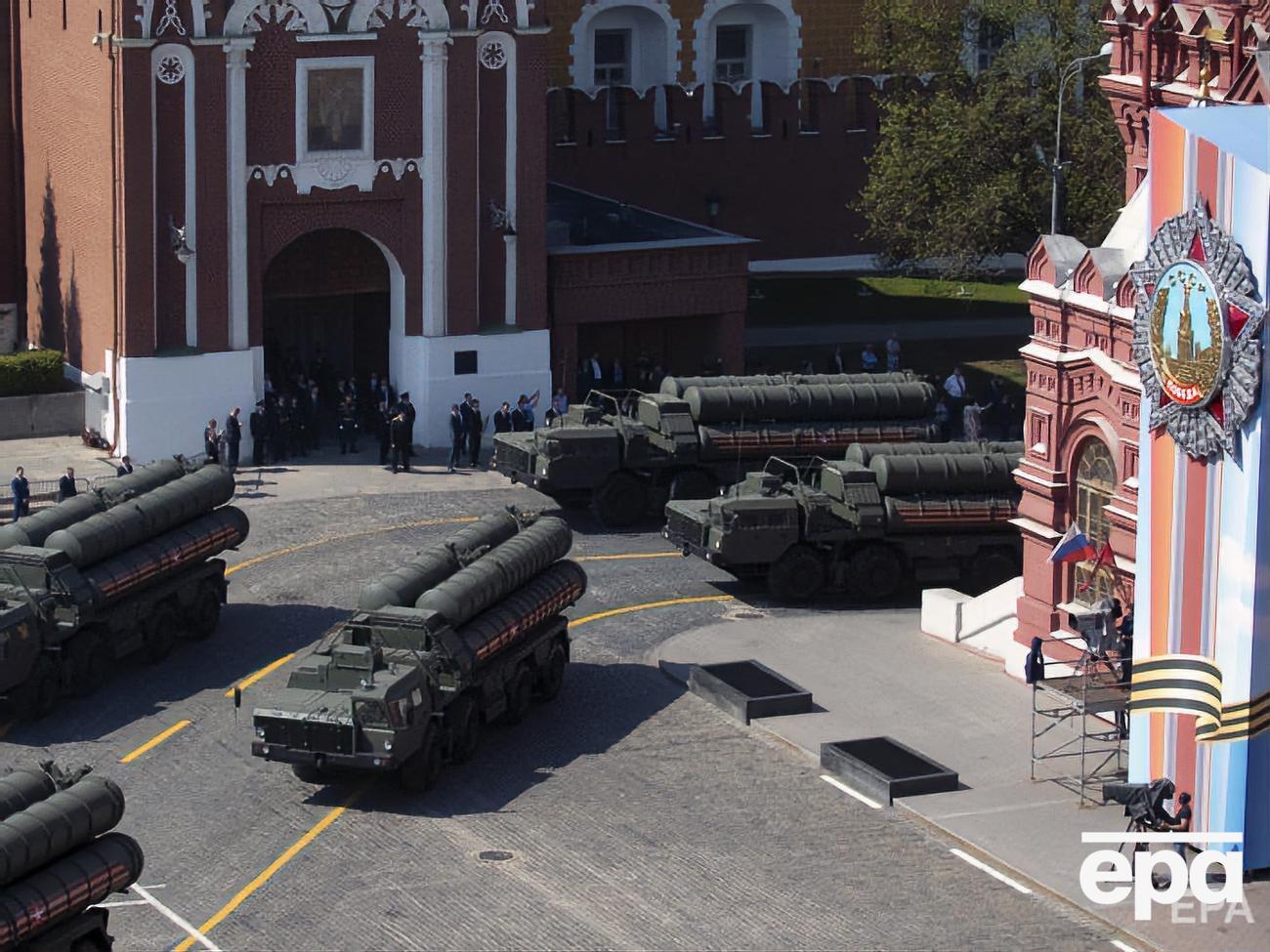 Власти РФ не собираются отменять парад Победы