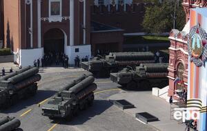 Власти РФ не собираются отменять парад Победы