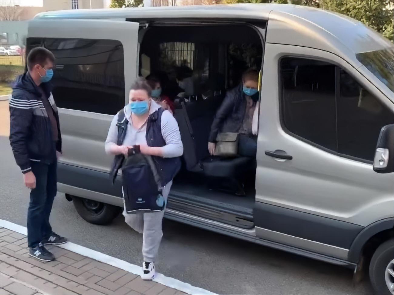 Сотрудников Института сердца привозят на работу на больничном транспорте