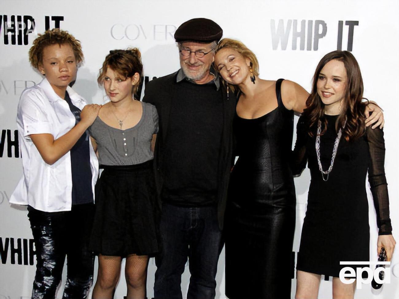 Микаэлу (на фото &ndash; крайняя слева) Стивен Спилберг и его жена Кейт Кепшоу удочерили в 1996 году