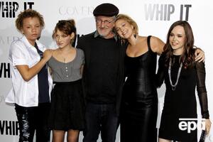 Микаэлу (на фото – крайняя слева) Стивен Спилберг и его жена Кейт Кепшоу удочерили в 1996 году