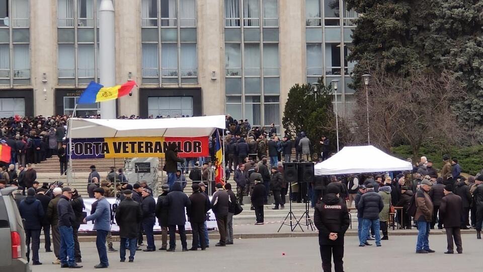 Протестующие требуют отставки правительства