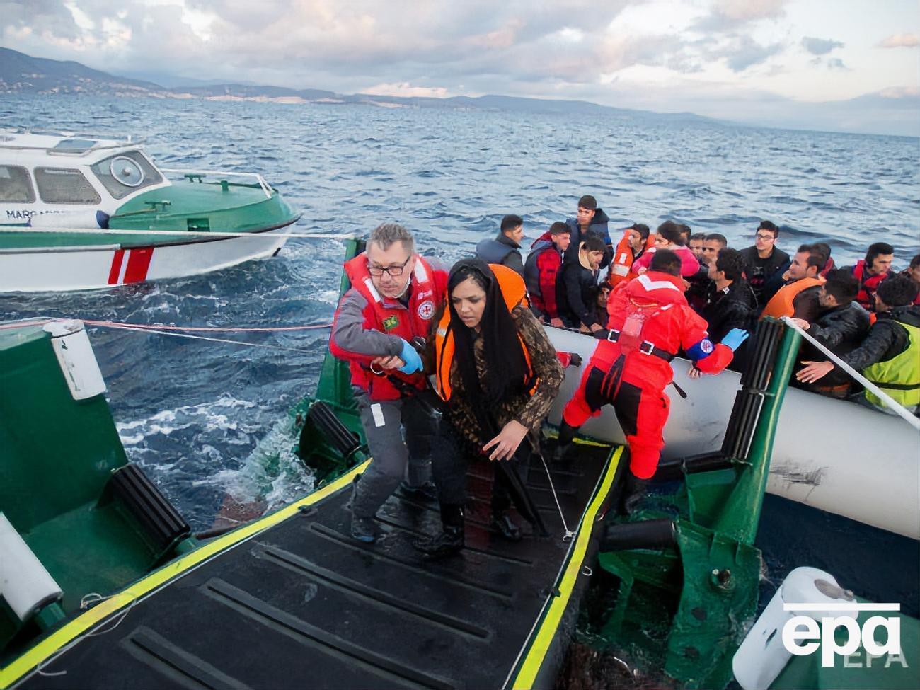На борту лодки было 48 человек, в том числе двое детей. Один из них погиб