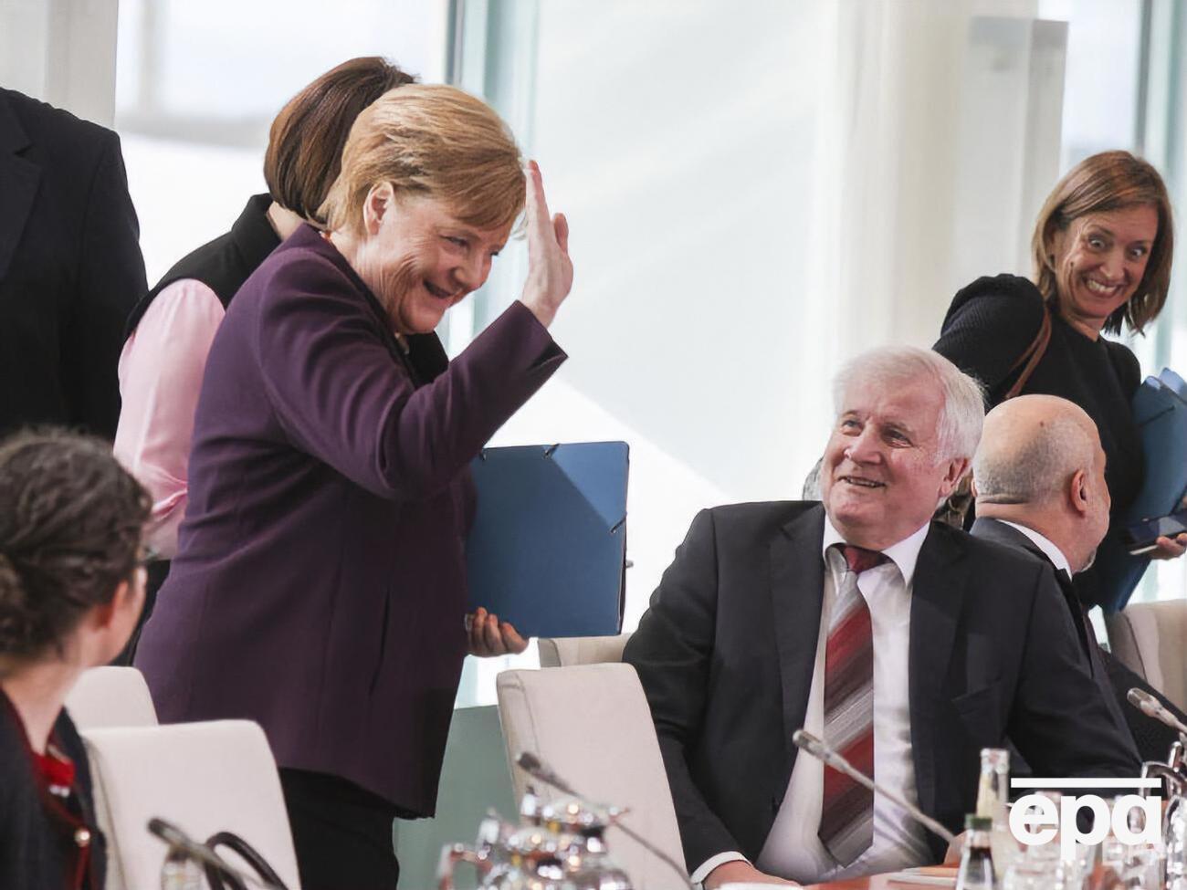 Меркель рассмеялась, поняв, почему министр не хочет пожимать ей руку