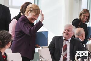 Меркель рассмеялась, поняв, почему министр не хочет пожимать ей руку