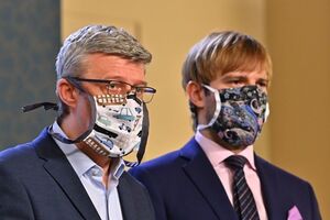 У Чехії заборонили виходити з дому без маски. Тепер у ній прем'єр, міністри й ведучі новин. Фоторепортаж