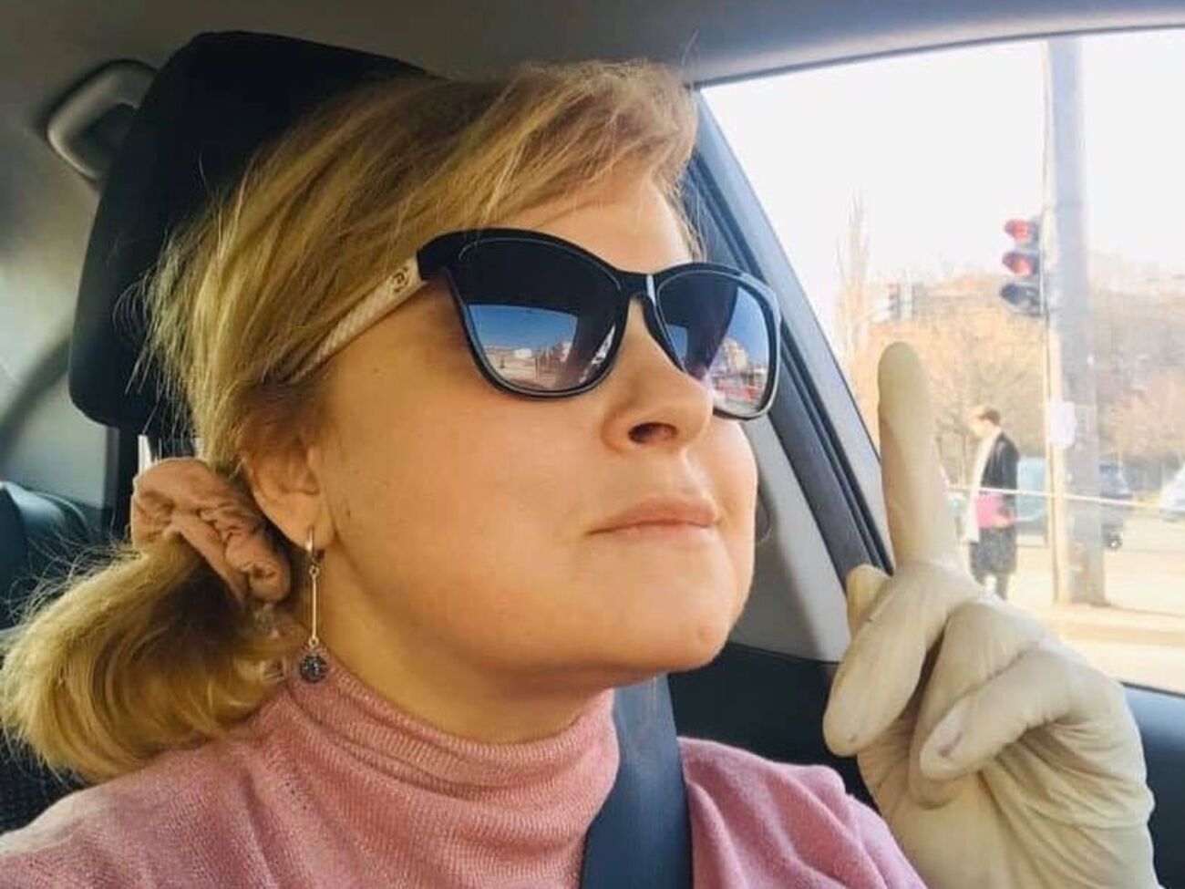 Бурмака предположила, что медицинскую маску можно использовать не только для защиты от коронавируса, но и для маскировки