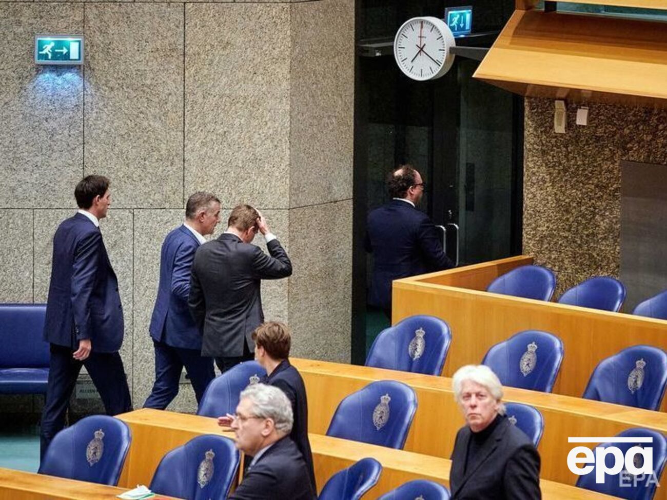 Брюинс (в центре справа) упал в обморок в парламенте&nbsp;18 марта